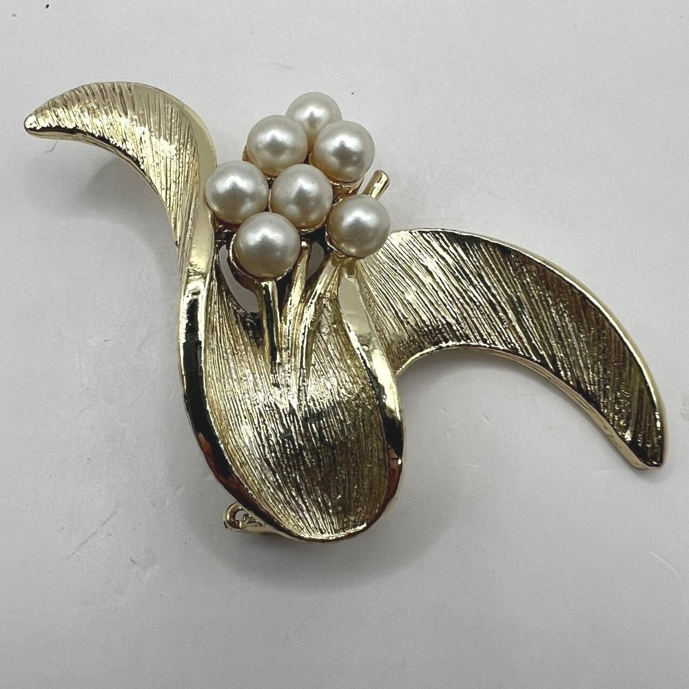 Vintage‎ Flower Brooch Faux Pearl and Brushed Gold Tone Pin